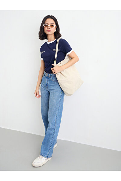 Styli تي شيرت نسائي بقصّة عادية مطبوع عليه شعار باللون الأزرق البحري