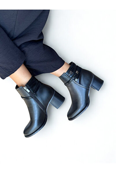 NE&VE SHOES Siyah Deri Yılan Atkı Detaylı İçten Fermuarlı Kadın Kalın Topuklu Bot