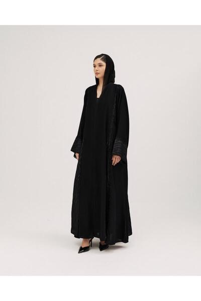 SOROSE SA عباية كلوش لف – قماش ملكي وكم دانتيل مطرّز بتفاصيل فاخرة