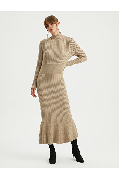 BGN workshop فستان يون كاريزيم بوجازلي متوسط ​​الطول