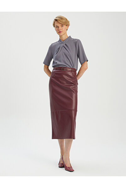 BGN workshop بلوزة ساتان بتفاصيل بطارية على شكل حرف V