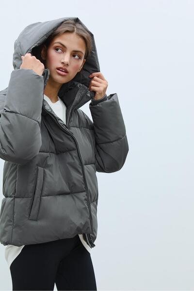 Stradivarius Kapüşonlu basic kapitone mont