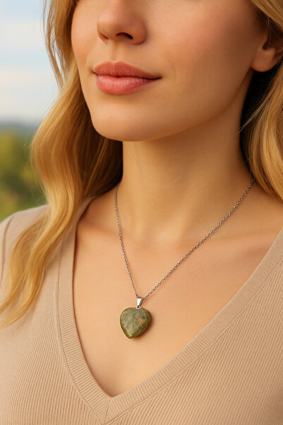 LOVELOTUS قلادة للنساء من Unakit مصنوعة من الحجر الطبيعي على شكل قلب بتصميم أنيق