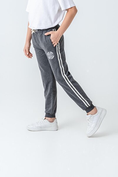 Mışıl Kids Pantaloni de trening pentru băieți cu imprimeu World Wide cu dungi...