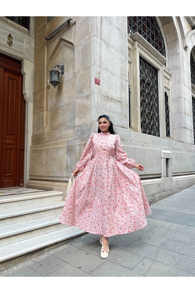 KÜÇÜĞÜM BUTİK Μίνι φλοράλ φόρεμα με ροζ χιτζάμπ