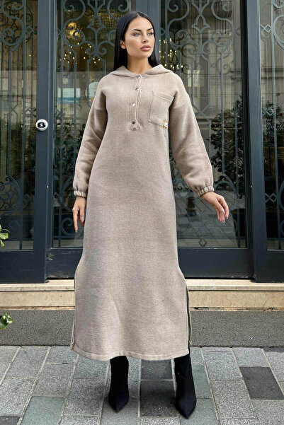 STİLVİA فستان طويل بغطاء للرأس على الوجهين من فرو المنك مع تفاصيل شق مزدوجة ن...