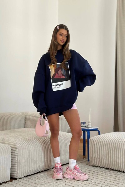 The Champ Clothing بدلة رياضية نسائية كبيرة الحجم باللون الأزرق الداكن - 3 خيوط مرفوعة، رقبة دائرية، بانتون - مطبوعة بالملكة