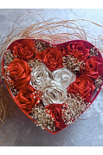 CAPSULE Sevgiliye Özel Kalpli kutuda Kurdele İle Yapılmış kırmızı Krem Rengi Güller ( Küçük Boy 1 Adet )