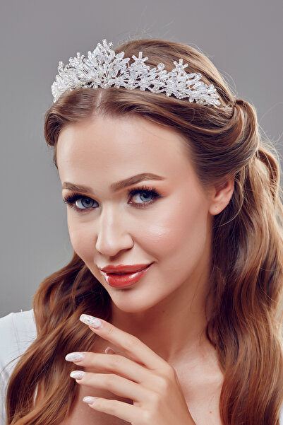Magic Tiara İnci Detaylı Kristal Taşlı Gelin Tacı – Zarif ve Işıltılı Tasarım
