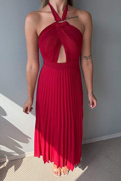 Trendyol Collection Rotes, plissiertes, ausgeschnittenes, mit Accessoires verziertes, mit Chiffon-Midi-Futter gefüttertes Kleid TPRSS25EL00327