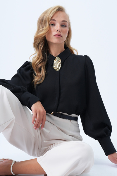 Trend Alaçatı Stili Дамска черна принцеска блуза с крилца на ръкава и брошка, от креп, Alc-X14338