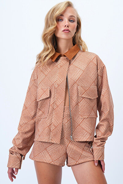 Trend Alaçatı Stili Γυναικείο μπουφάν με κρυφό φερμουάρ, με διπλή τσέπη, μανίκια με μανσέτα και γιακά από καστανό καφέ σουέντ Alc-X14430