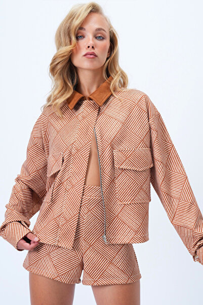 Trend Alaçatı Stili Γυναικείο μπουφάν με κρυφό φερμουάρ, με διπλή τσέπη, μανίκια με μανσέτα και γιακά από καστανό καφέ σουέντ Alc-X14430