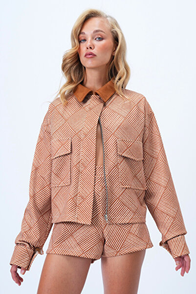 Trend Alaçatı Stili Γυναικείο μπουφάν με κρυφό φερμουάρ, με διπλή τσέπη, μανίκια με μανσέτα και γιακά από καστανό καφέ σουέντ Alc-X14430