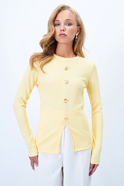 Trend Alaçatı Stili Bluză Ottoban galbenă pentru femei, cu decolteu, cu fantă în față, cu detaliu de nasturi Alc-X14345