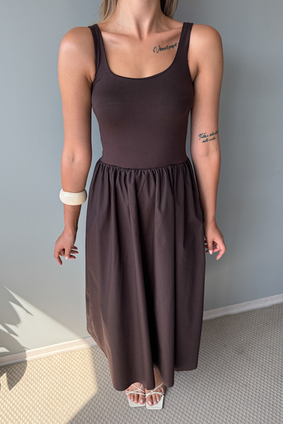 Trendyol Collection Hnědé tkané maxi šaty s pasem TWOSS25EL00868