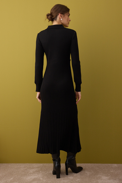 Trendyol Modest Černé pletené šaty s detailním ozdobným páskem z kovových knoflíků TCTAW26EB00012