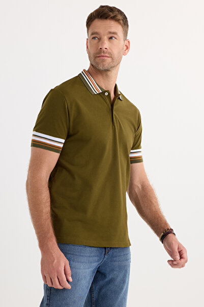 Tudors Ανδρικό μπλουζάκι με λεπτή εφαρμογή, 100% βαμβακερό μονόχρωμο μπλουζάκι με γιακά και μανίκια με λεπτομέρεια σκούρο χακί γιακά πόλο