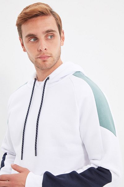 Trendyol Collection Weißes Fleece-Sweatshirt mit Kapuze - Regular Fit TMNAW21sw0262