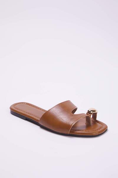TRENDYOL SHOES Karamellbraune Damen-Hausschuhe mit Daumen-Detail TAKSS25TE00072