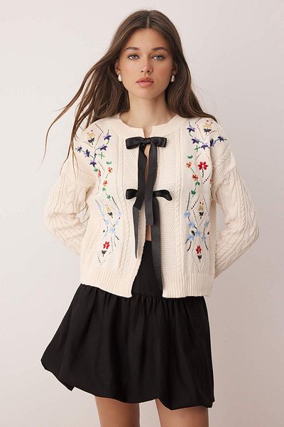 Trendyol Collection Stone Ribbon Flower Embroideredknitwear Cardigan Twoaw26Hi00032