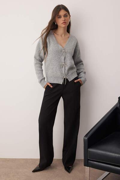 Trendyol Collection Cardigan de tricotaj cu textura moale, cu nasturi, cu fundita din piatra antracit TWOAW26HI00015