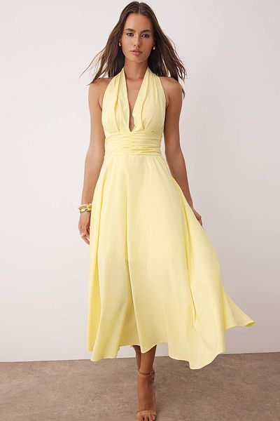 Trendyol Collection Hellgelbes, tief ausgeschnittenes Neckholder-Kleid aus Popeline mit Webmuster TWOSS25EL00890