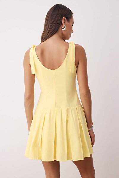 Trendyol Collection Světle žluté plisované tkané šaty s detailem knoflíku TWOSS25EL00885