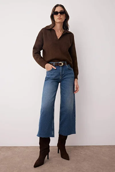 Trendyol Collection Blugi albaștri cu talie normală și tăiere la picioare TWOAW26JE00046