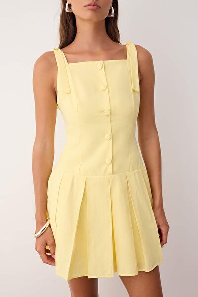 Trendyol Collection Světle žluté plisované tkané šaty s detailem knoflíku TWOSS25EL00885