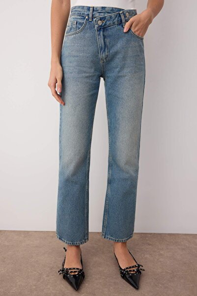 Trendyol Collection Blaue Jeans mit hoher Taille, asymmetrischem Bund und detailliertem Bund, gerader/gerader Schnitt/Röhrenbein TWOAW26JE00132