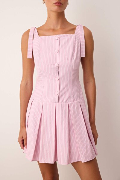 Trendyol Collection Růžovo-vícebarevné skládané tkané šaty s detailem knoflíků TWOSS25EL00885