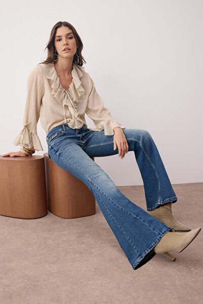 Trendyol Collection Blaue, detaillierte Schlagjeans mit niedriger Taille TWOAW26JE00043