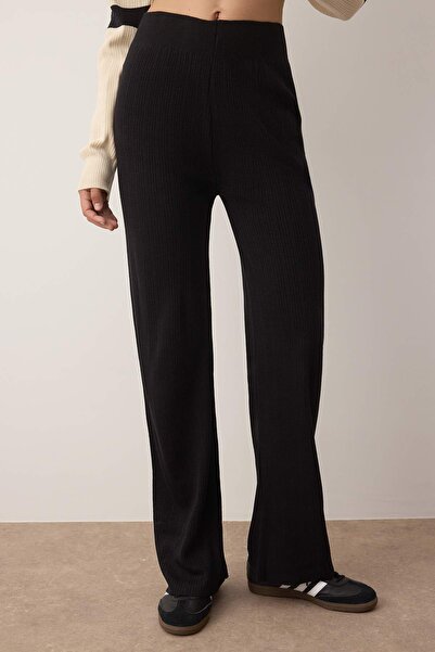 ترينديول كوليكشن طقم سترة وبنطلون تريكو أساسي بلون إكرو - طقم علوي TWOAW26AU00013