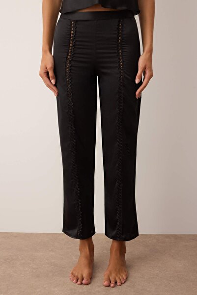 Trendyol Collection Schwarzes Satin-Pyjama-Set mit Spitze und detailliertem Satin-Webmuster THMAW26PT00078