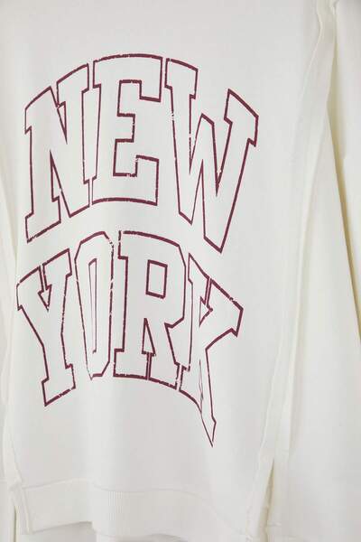 Trendyol Curve Ecru State Printed Oversize Fit Large Size Sweasthirt Tbbaw26Ao00014