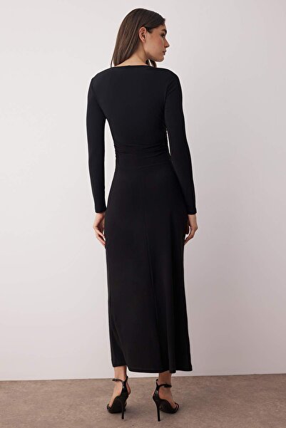 Trendyol Collection Schwarzes, gerades, gerafftes, detailliertes, asymmetrisches, detailliertes Bootsausschnitt-Midi-Strickkleid mit asymmetrischem Saum TWOAW26EL00019