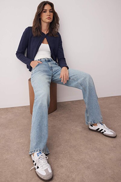 Trendyol Collection Hellblaue Jeans mit niedriger Taille und weitem Bein TWOAW26JE00075