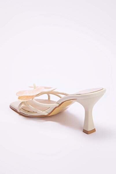 TRENDYOL SHOES Dámské pantofle na tenkém podpatku s detailním čtvercovým nosem v bílé barvě TAKSS25TO00106