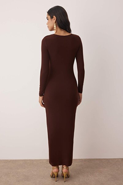 Trendyol Collection Hnědé vystřižené/s detailním okénkem Pletené elegantní večerní šaty Večerní šaty TPRAW25EL00022