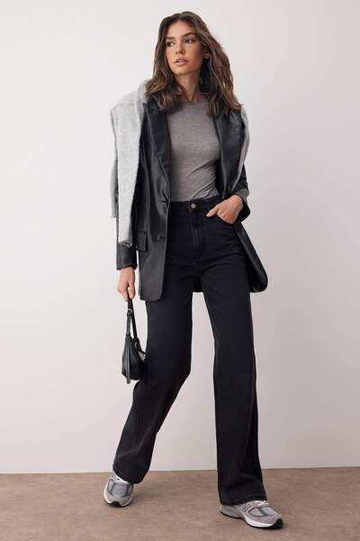 Trendyol Collection Czarne jeansy z wysokim stanem i szerokimi nogawkami TWOSS25JE00278
