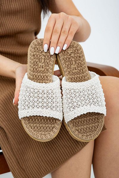 Moda Devrin White Open Front Straw Knitted Outdoor and Home Slippers (PATTERN RENEWED.)