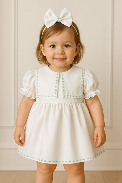 Hobidik Дівчача дитяча сукня з білого крепу з зеленою мереживною маргариткою
