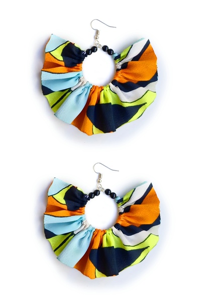 maia أقراط متدلية على شكل حلقة فضية اللون للسيدات - تصميم مطرز بالقماش منقوش ...