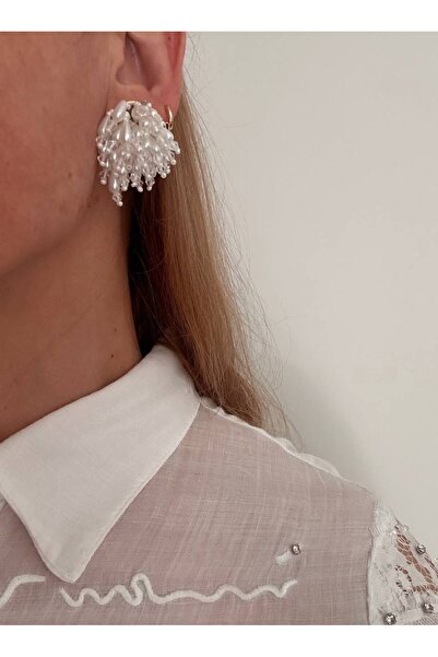 Esmeray Aksesuar Vip Seri Gold Renk Rodyum Kaplama Kristal Taş ve Saçaklı İnci Küpe Genişlik 3 cm.