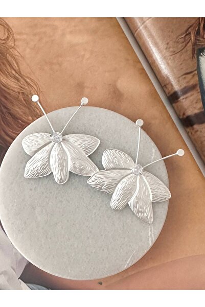 Esmeray Aksesuar Vip Seri Gümüş Renk Zirkon Taşlı Rodyum Kaplama Arı Tasarım Küpe Genişlik 4 cm. Uzunluk 5 cm.