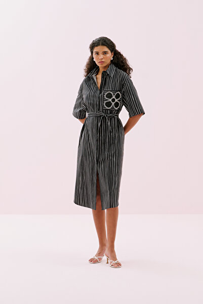 Roman Çiçek Motifli Beli Kuşaklı Midi Boy Gömlek Elbise Siyah-Beyaz Y2511014_0856