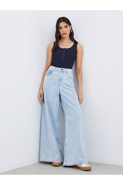 Styli Solid Round Neck Buttoned Sleeveless Top