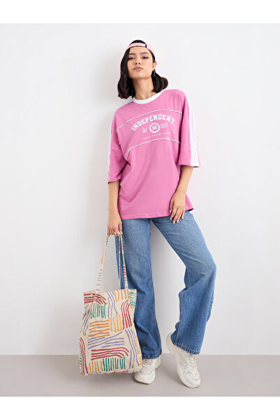 Styli تي شيرت كبير الحجم بطبعة جرافيكية وتفاصيل حواف