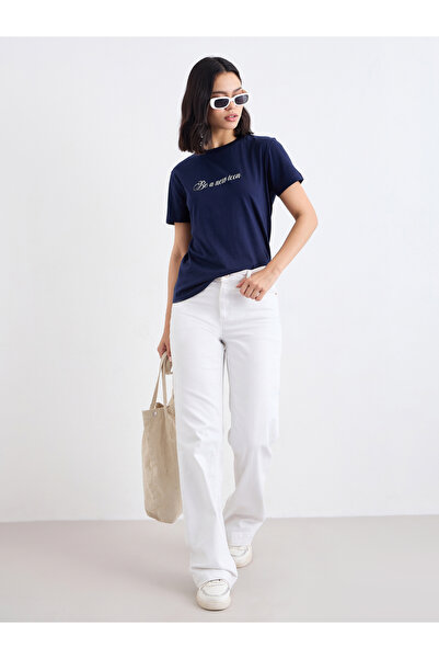 Styli تي شيرت مطرز بشعار بأكمام قصيرة